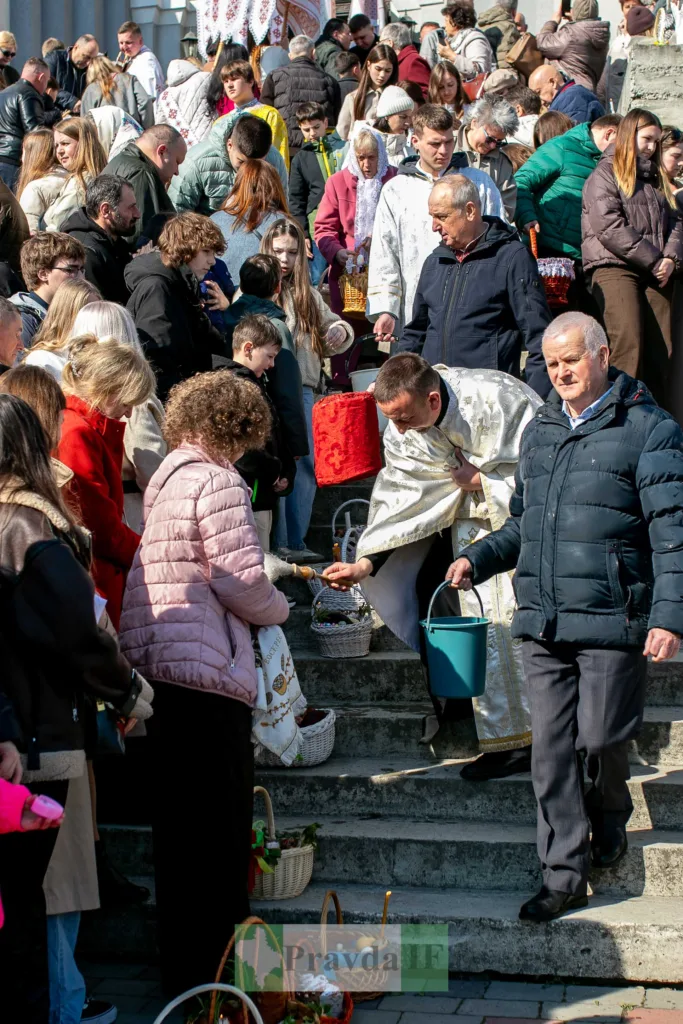 Освячення пасхальних кошиків біля церкви