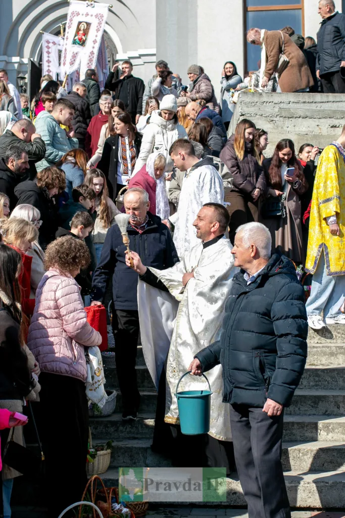 Освячення великодніх кошиків біля церкви