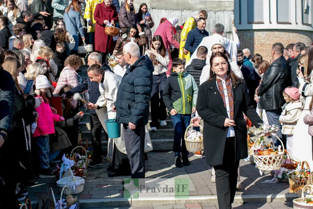 Освячення великодніх кошиків біля церкви
