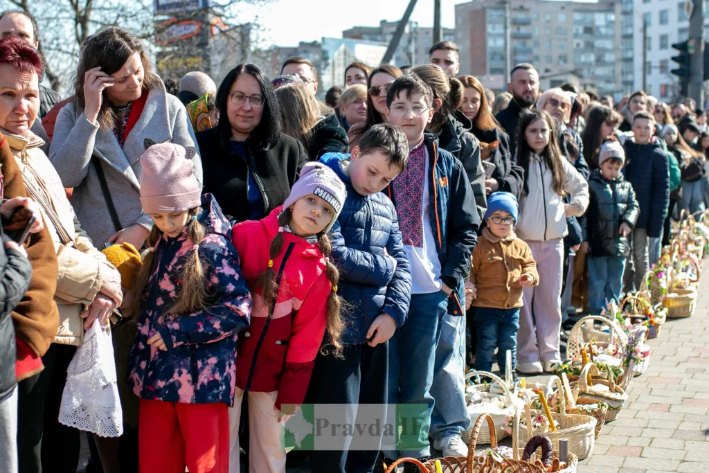 Люди святять великодні кошики на вулиці