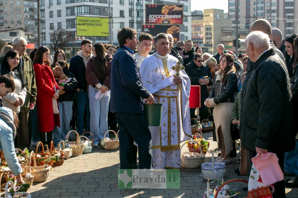 Священник освячує великодні кошики на площі