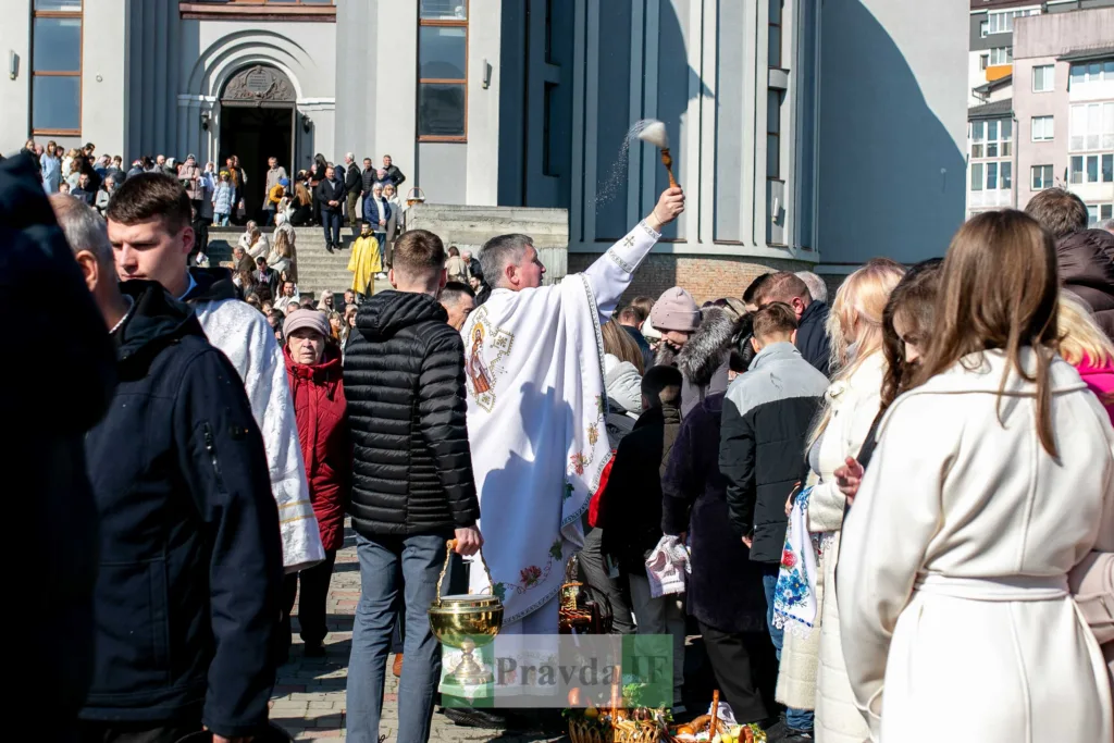 Священник освячує кошики перед церквою на Великдень
