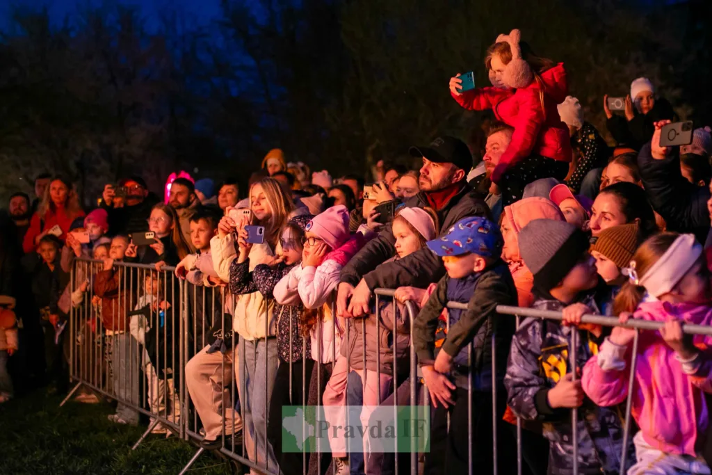 Натовп людей на вечірньому концертному заході