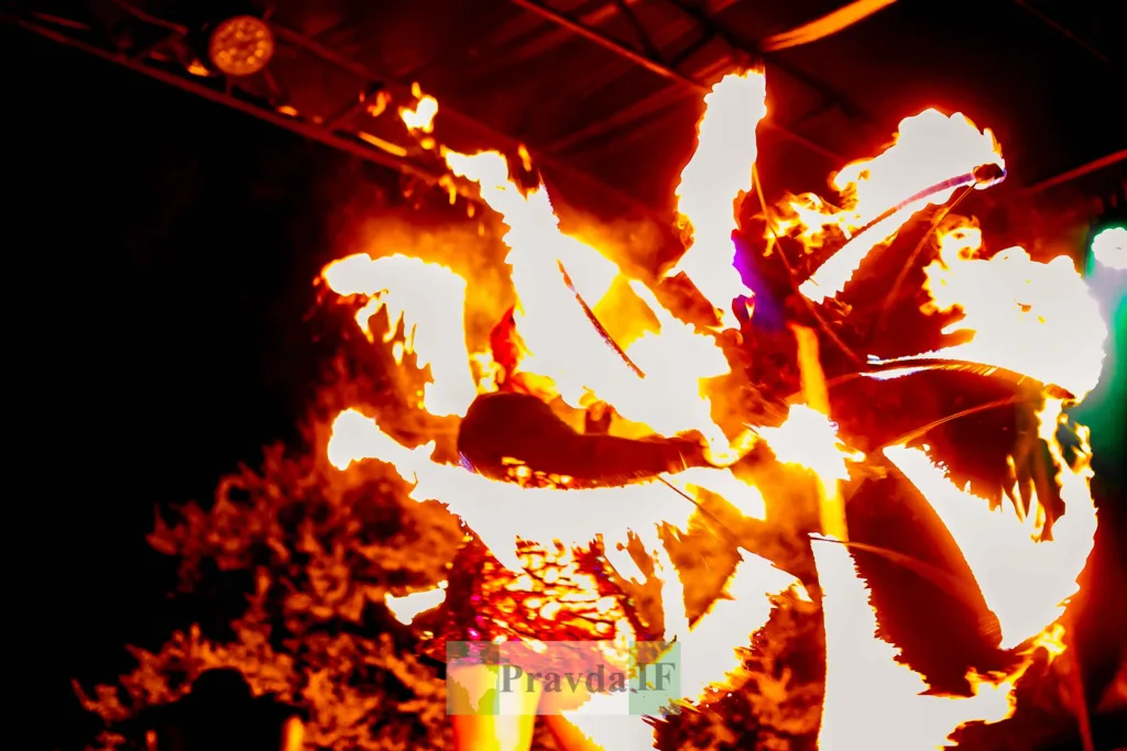 Вогняне шоу з артистом у яскравих вогнях