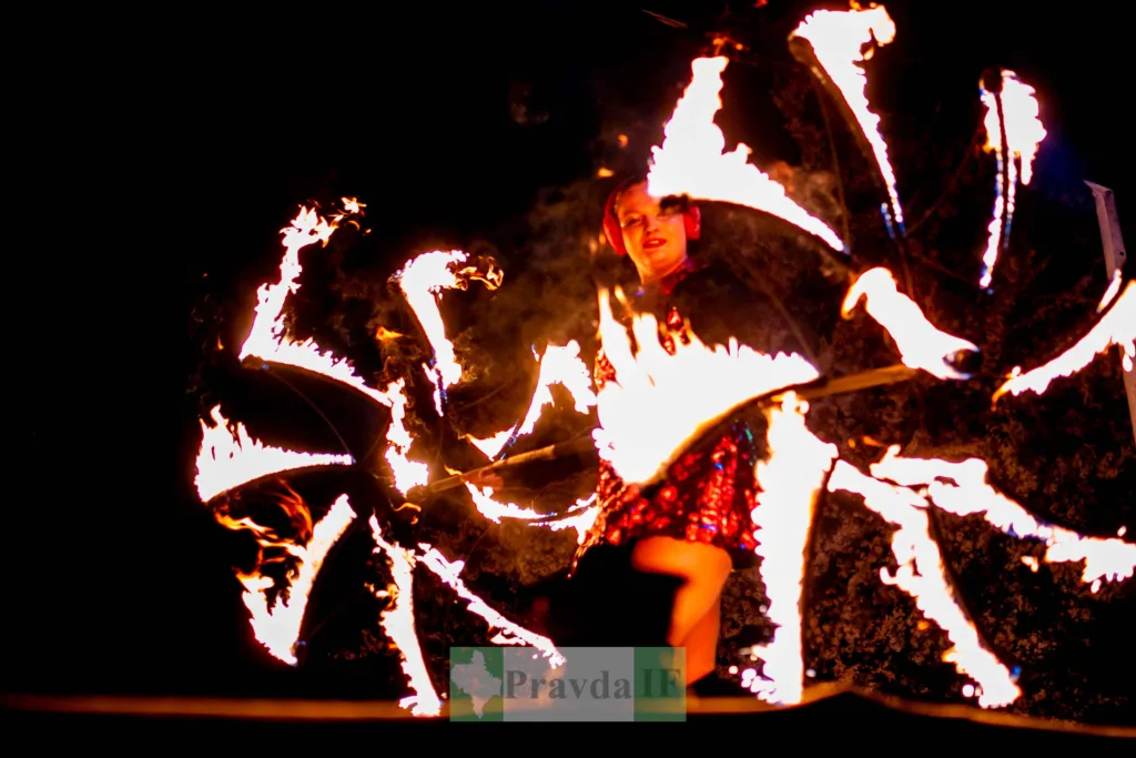 Вогняне шоу вночі з артистом і палаючими колесами