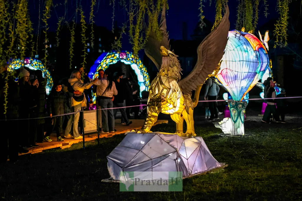 Світлові фігури на нічному фестивалі ліхтарів