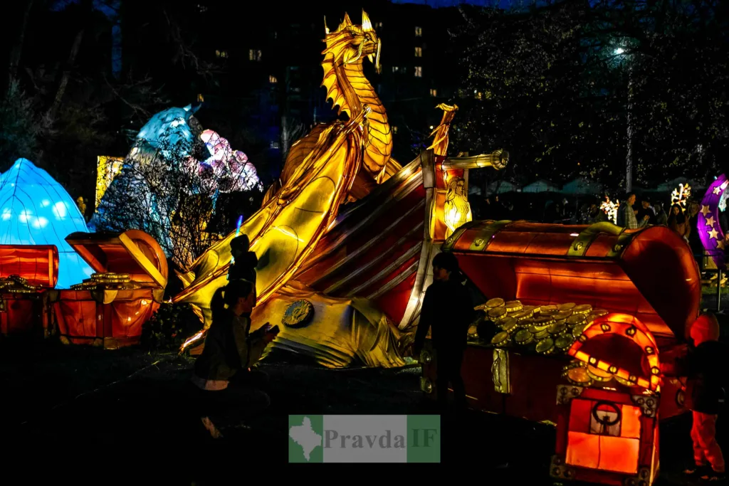 Світлова інсталяція дракона з золотими скринями