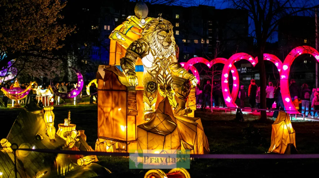 Світлова скульптура лева на фестивалі ліхтарів