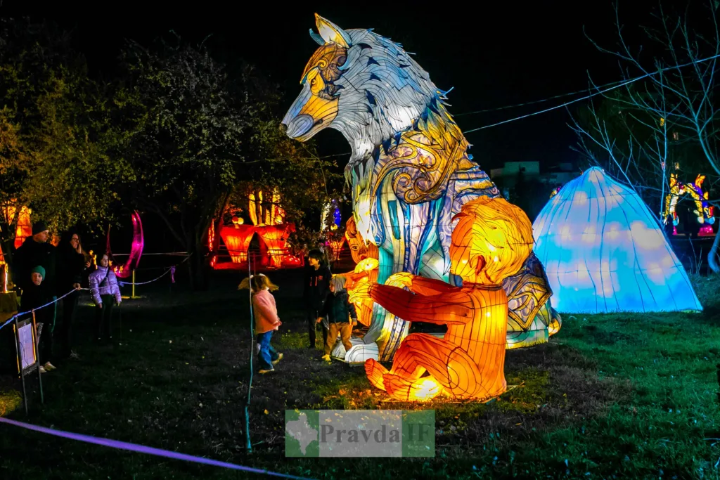Нічний фестиваль ліхтарів з великими світловими фігурами