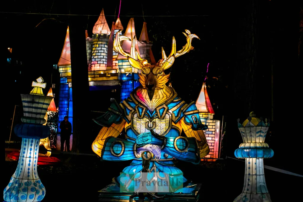 Світлова інсталяція оленя перед замком