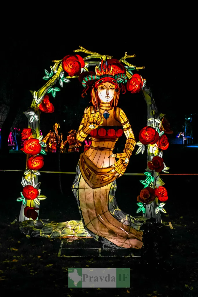 Світлова скульптура жінки з квітами на фестивалі