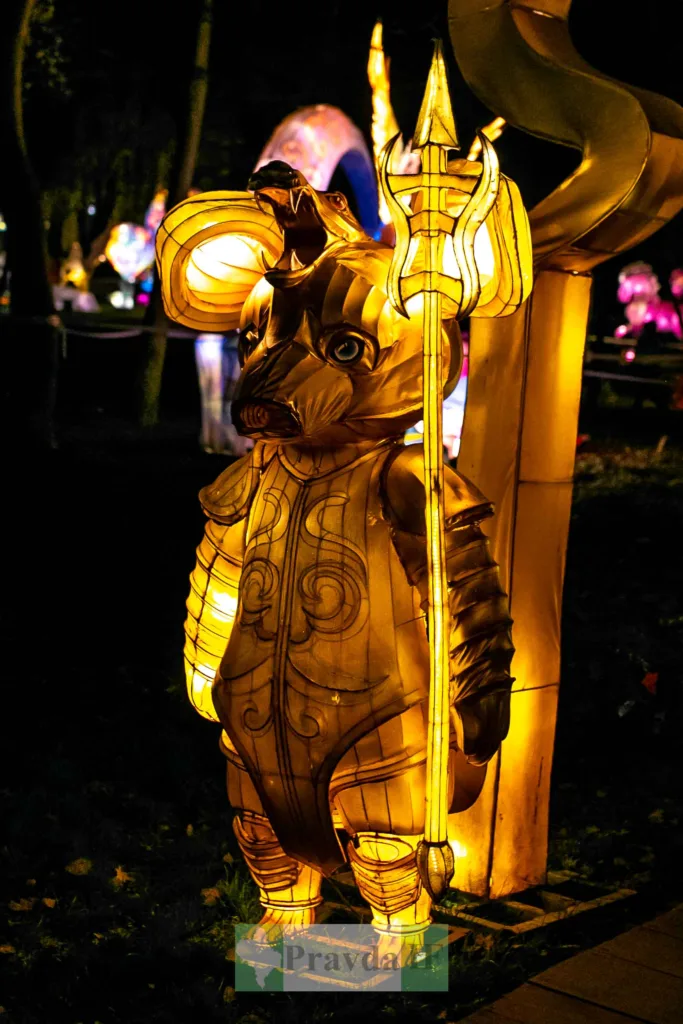 Світлова фігура миші з тризубом уночі