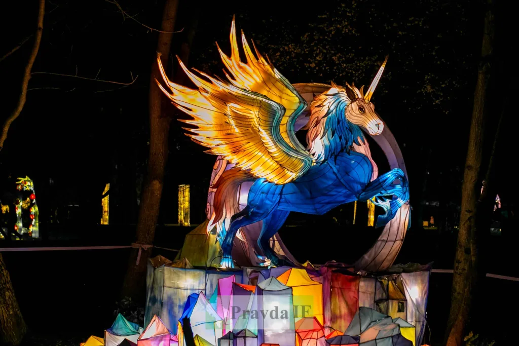 Світлова скульптура єдинорога з крилами на фестивалі
