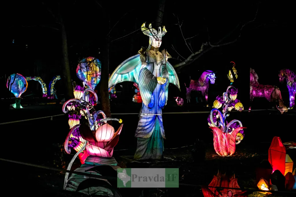 Яскраві світлові фігури на нічному фестивалі