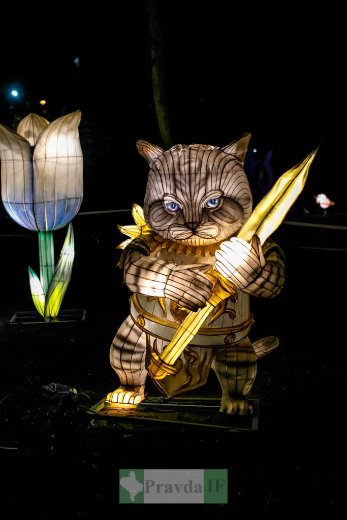 Ліхтарна фігура кота з мечем на фестивалі