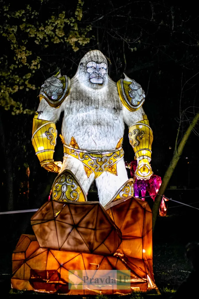 Світлова інсталяція йєті у золотих обладунках