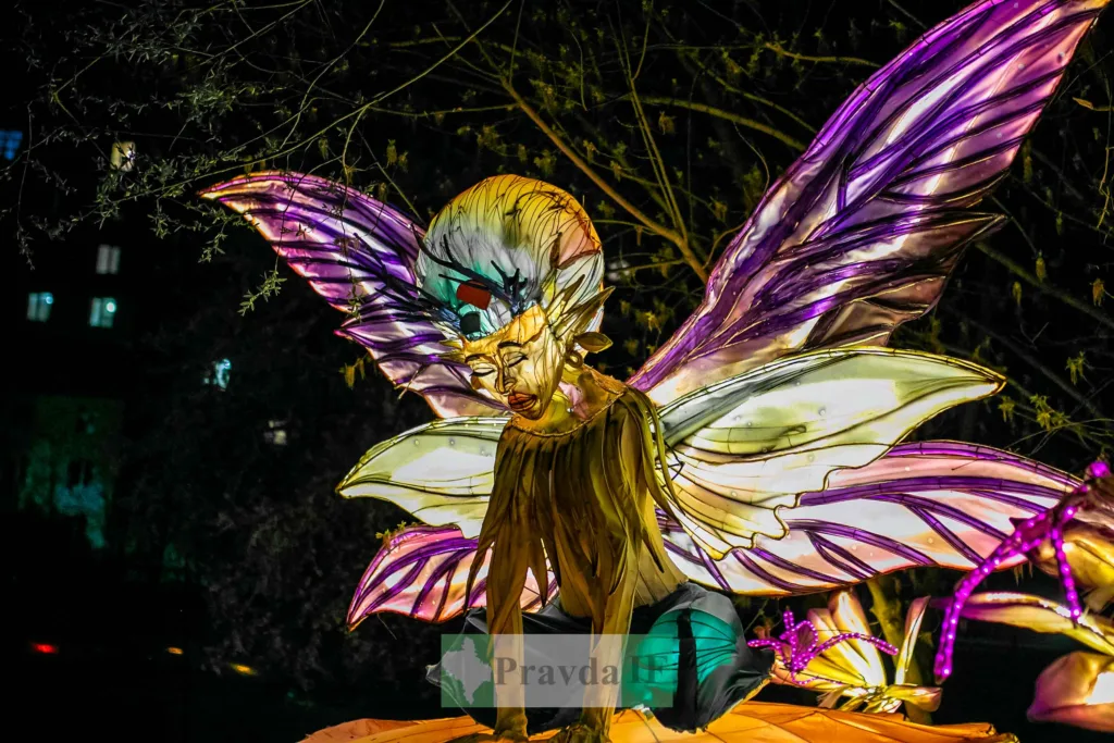 Світлова скульптура феї з яскравими крилами