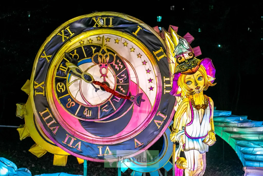 Кольоровий ліхтар у формі годинника та фігури