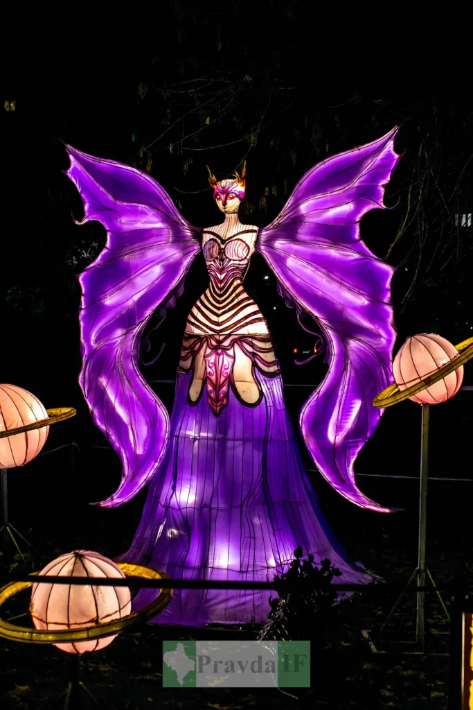 Світлова скульптура феї з фіолетовими крилами