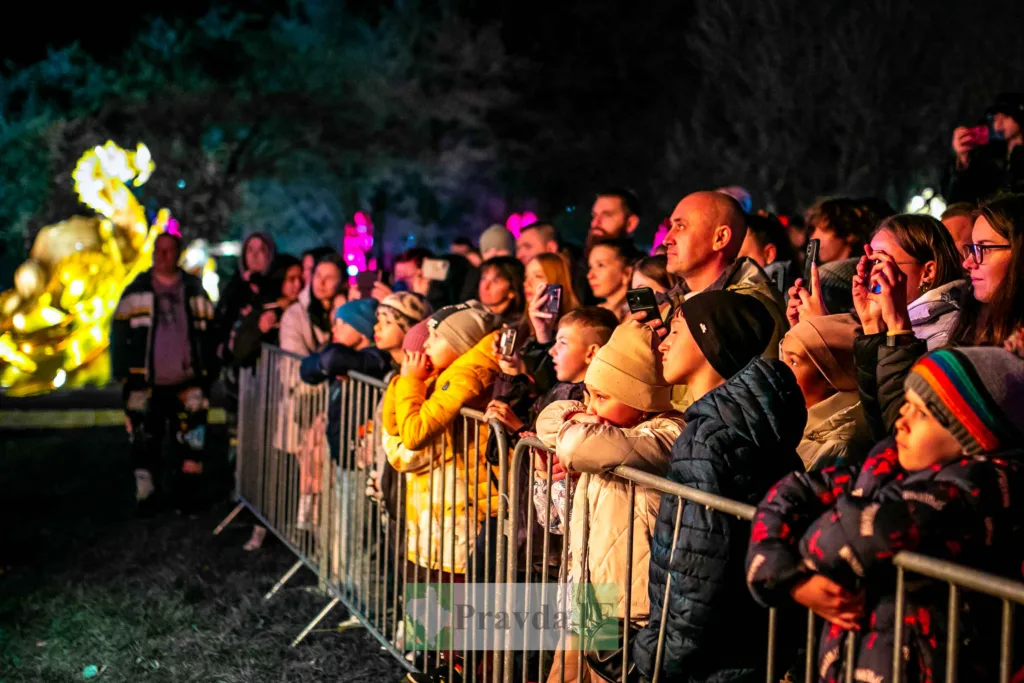 Люди спостерігають концерт на відкритому повітрі