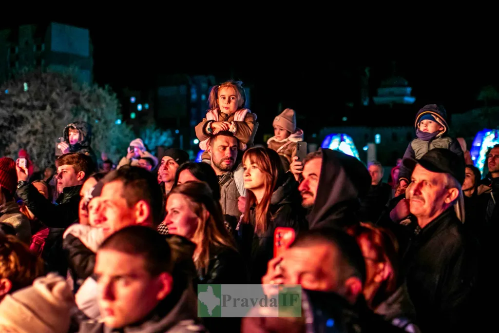 Натовп людей на вечірньому концерті просто неба