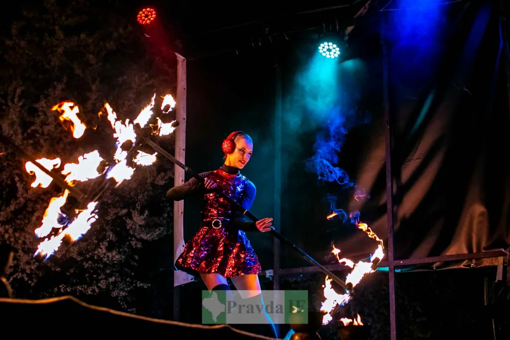 Артист виконує фаєр-шоу на сцені