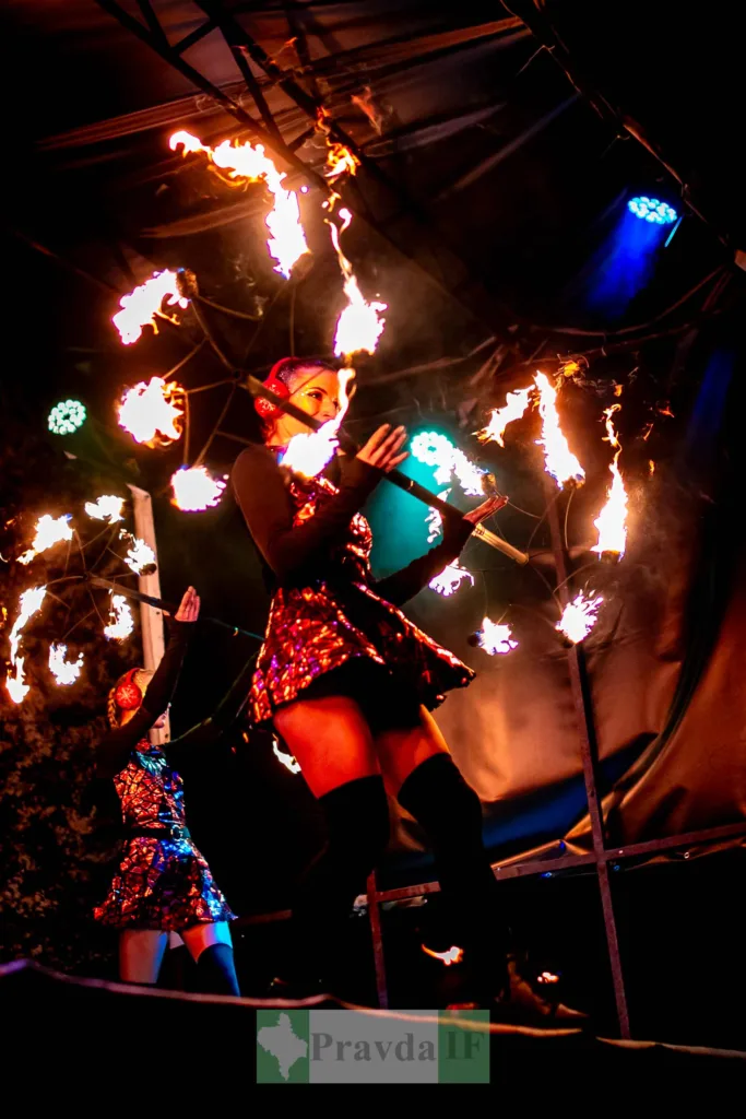 Артистки виконують вогняне шоу на сцені