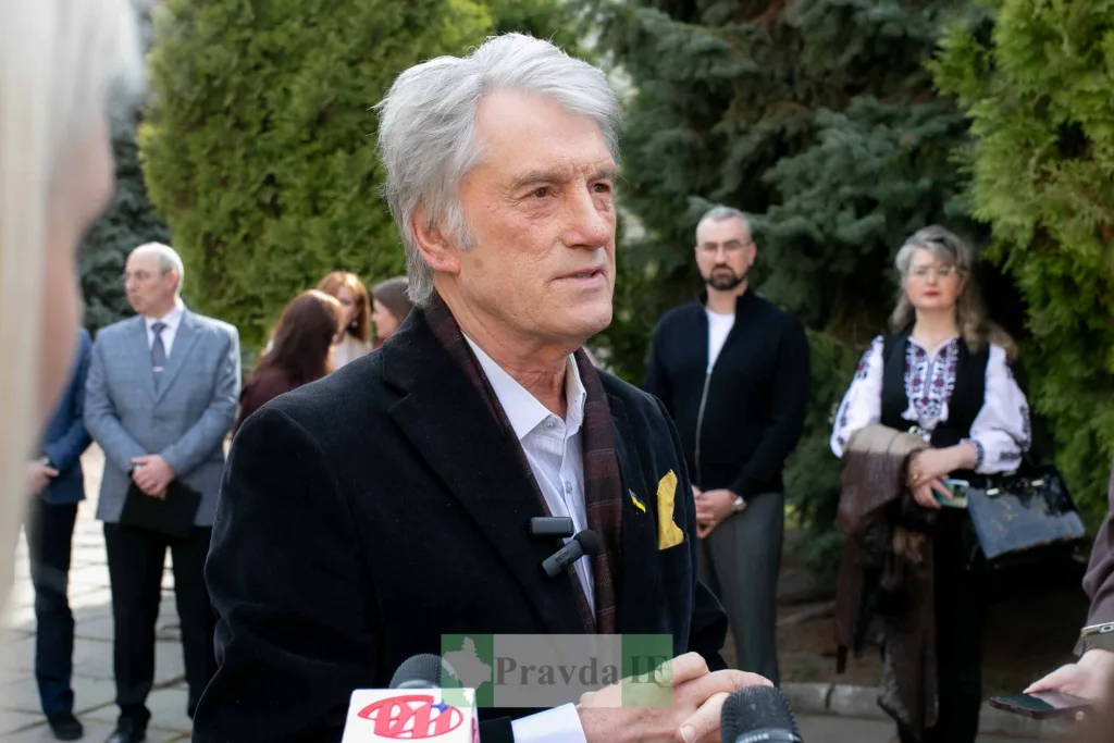 Чоловік дає інтерв'ю на вулиці серед людей