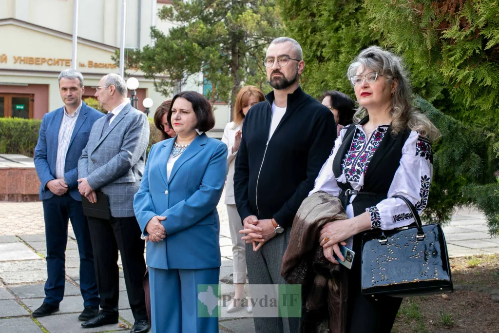 Люди стоять перед університетом під час заходу