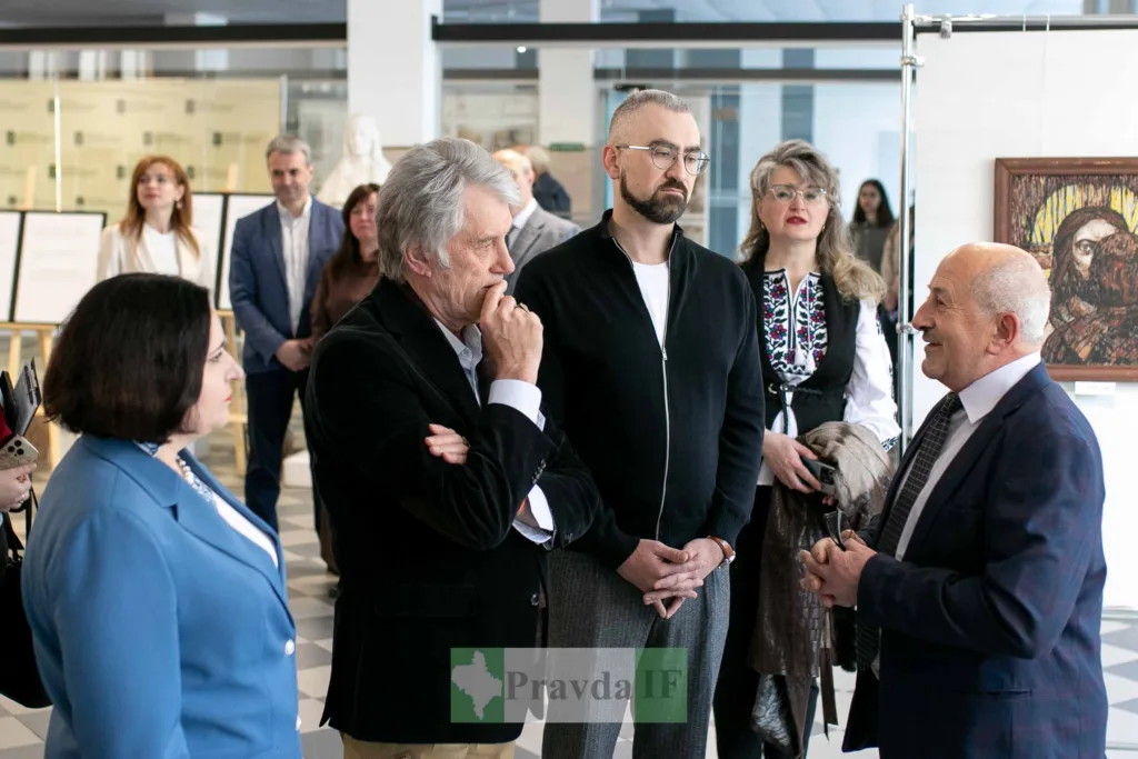 Відвідувачі на відкритті художньої виставки