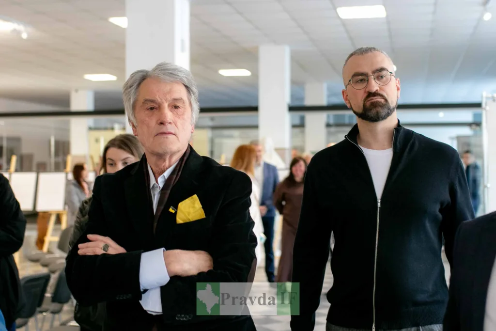 Люди на виставці сучасного мистецтва в галереї