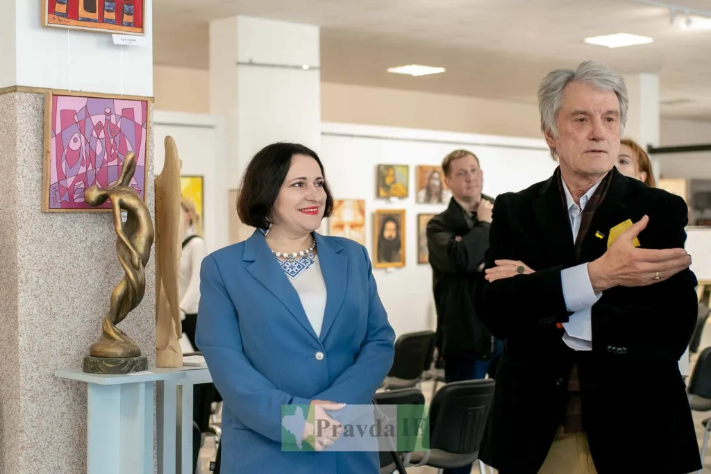 Відвідувачі на виставці сучасного мистецтва