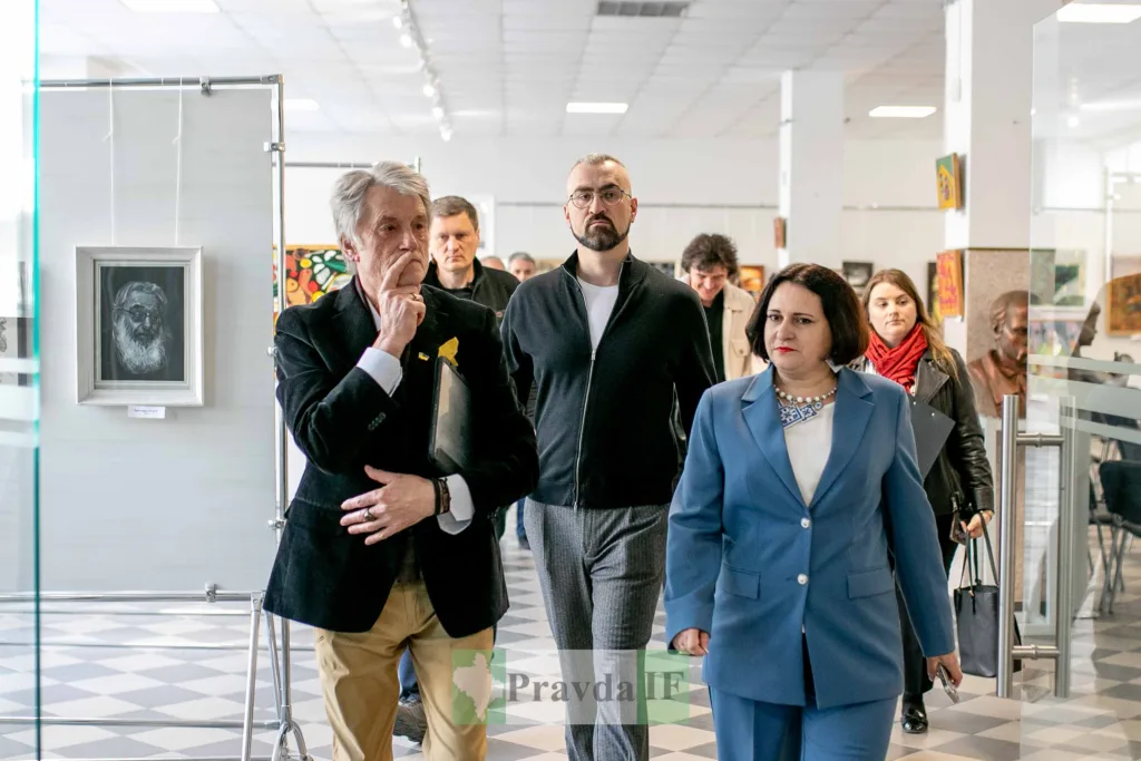 Люди оглядають виставку в артгалереї