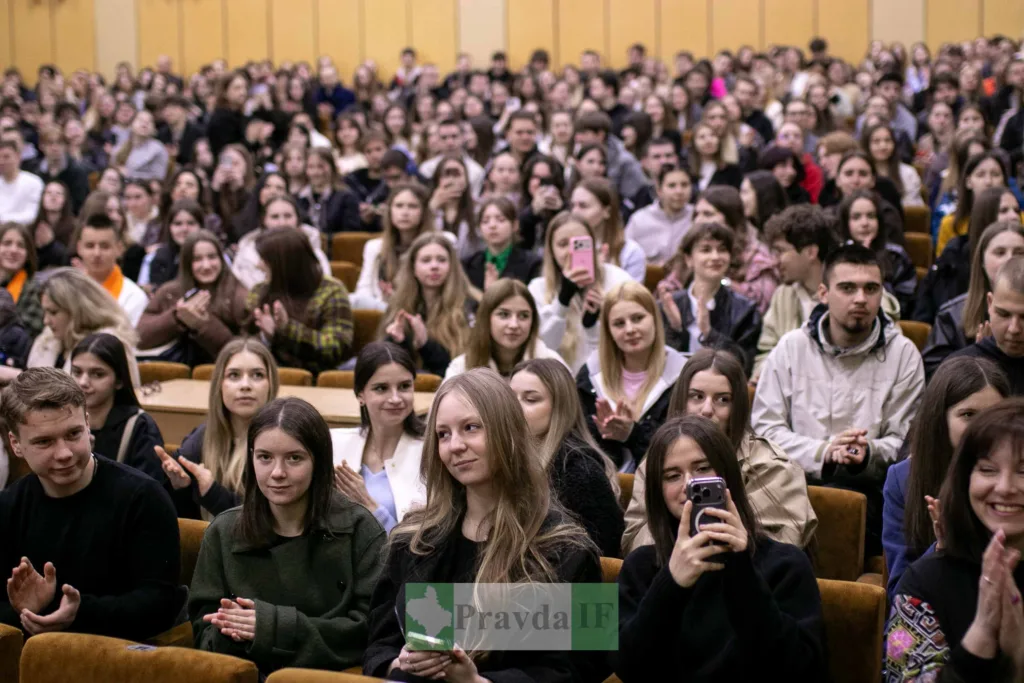 Студенти аплодують на заході в аудиторії університету