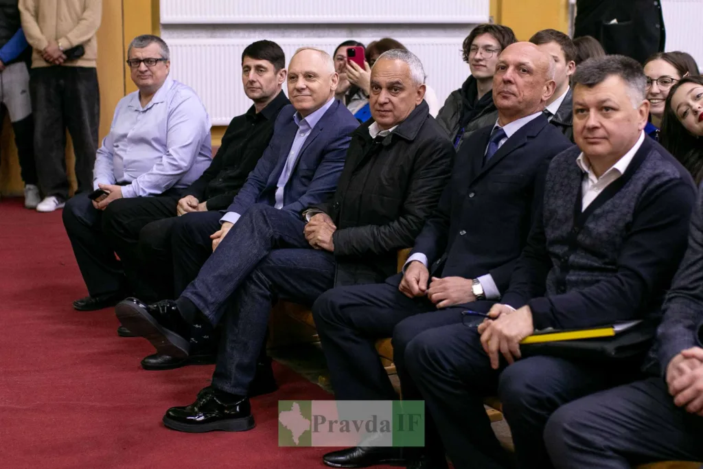 Група чоловіків сидить на публічному заході