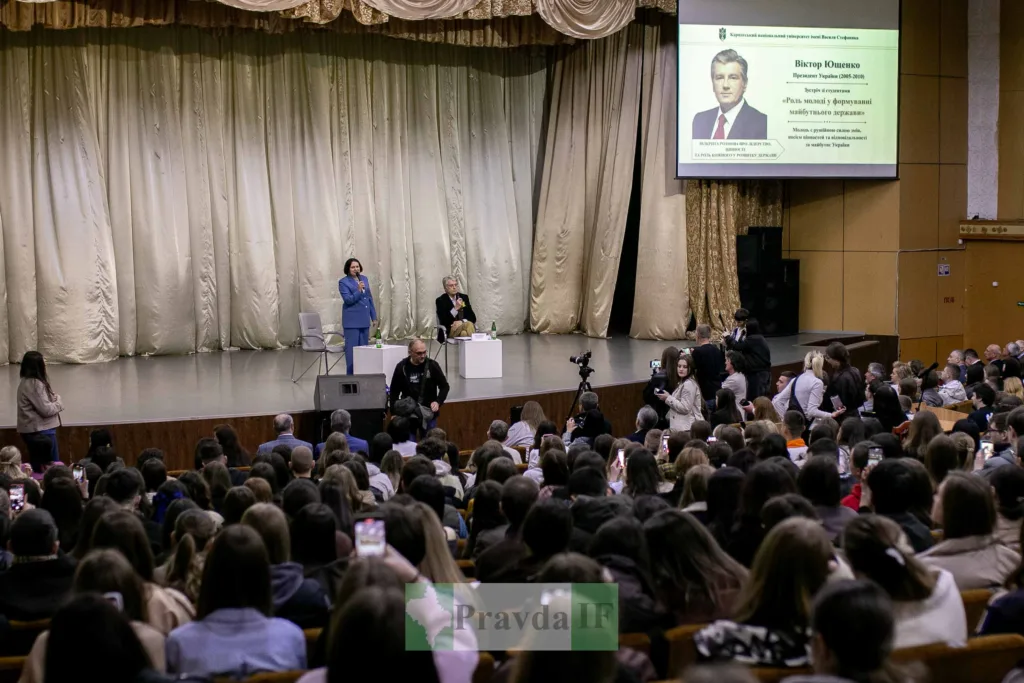 Лекція в університеті перед великою аудиторією студентів