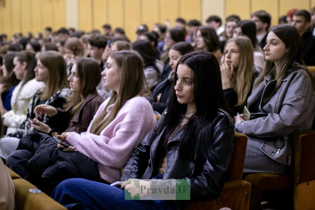 Студенти слухають лекцію в аудиторії