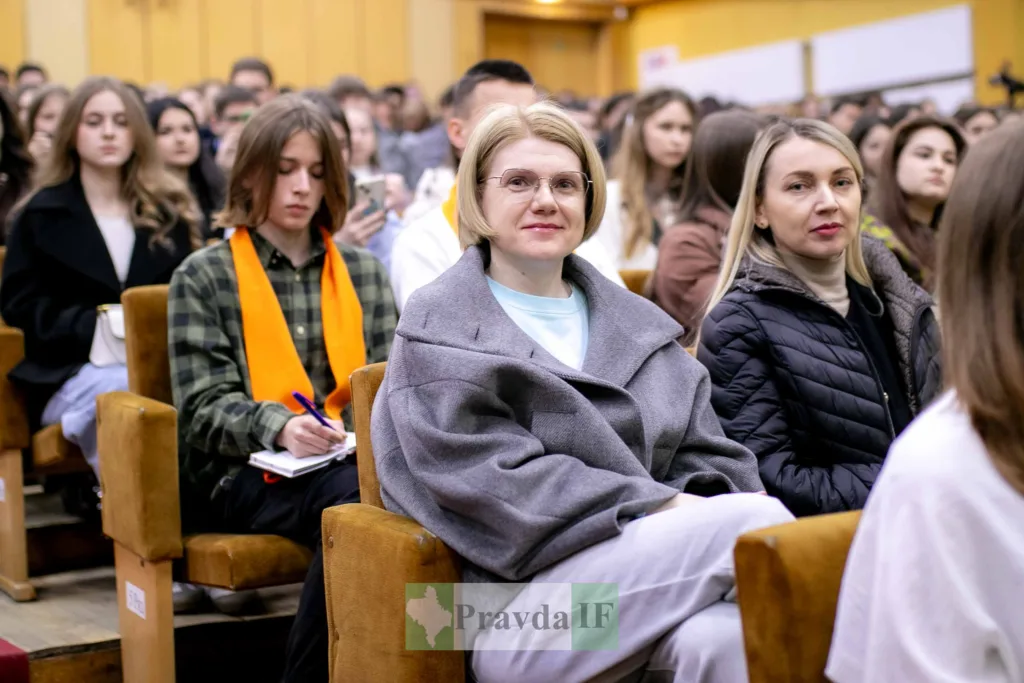 Люди сидять у залі під час лекції