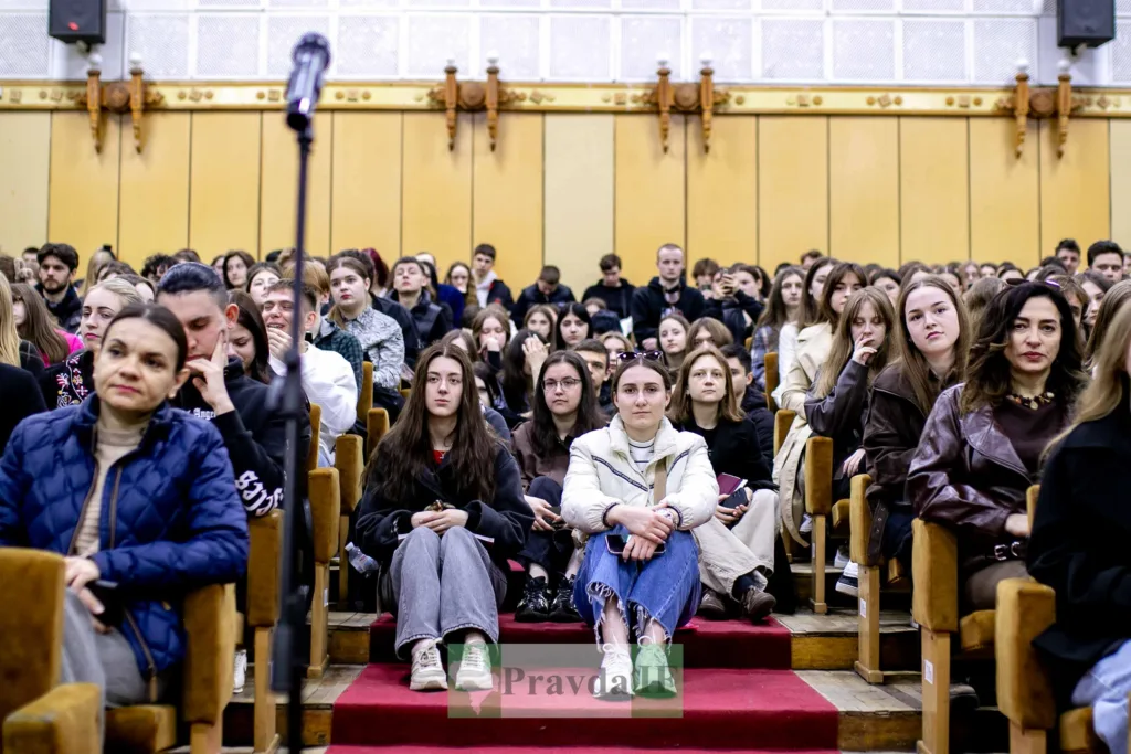 Студенти слухають лекцію в університетській аудиторії