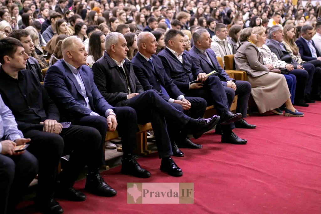 Учасники заходу сидять у великій аудиторії