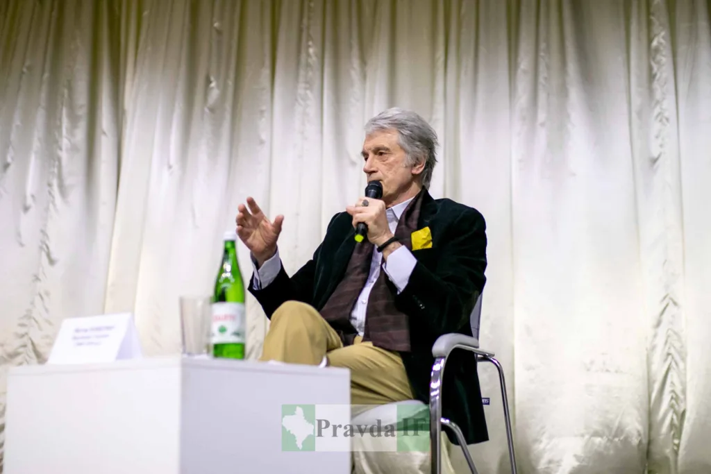 Чоловік говорить у мікрофон під час виступу