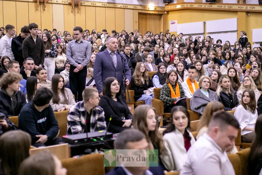 Студенти слухають виступ у великій аудиторії