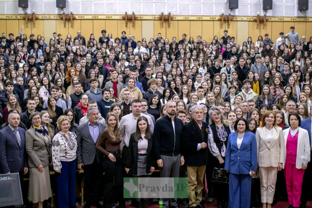 Велика група студентів та викладачів в аудиторії