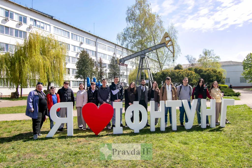 Студенти біля знаку Я люблю ІФНТУНГ