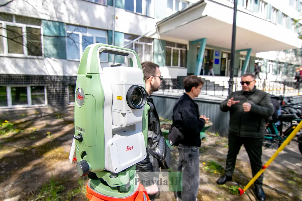 Геодезичне обладнання біля університету на вулиці