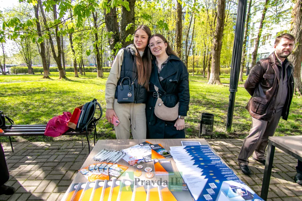 Люди на вуличному заході в парку