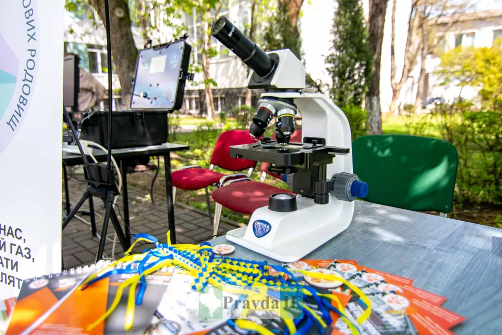 Мікроскоп на виставковому столі на вулиці