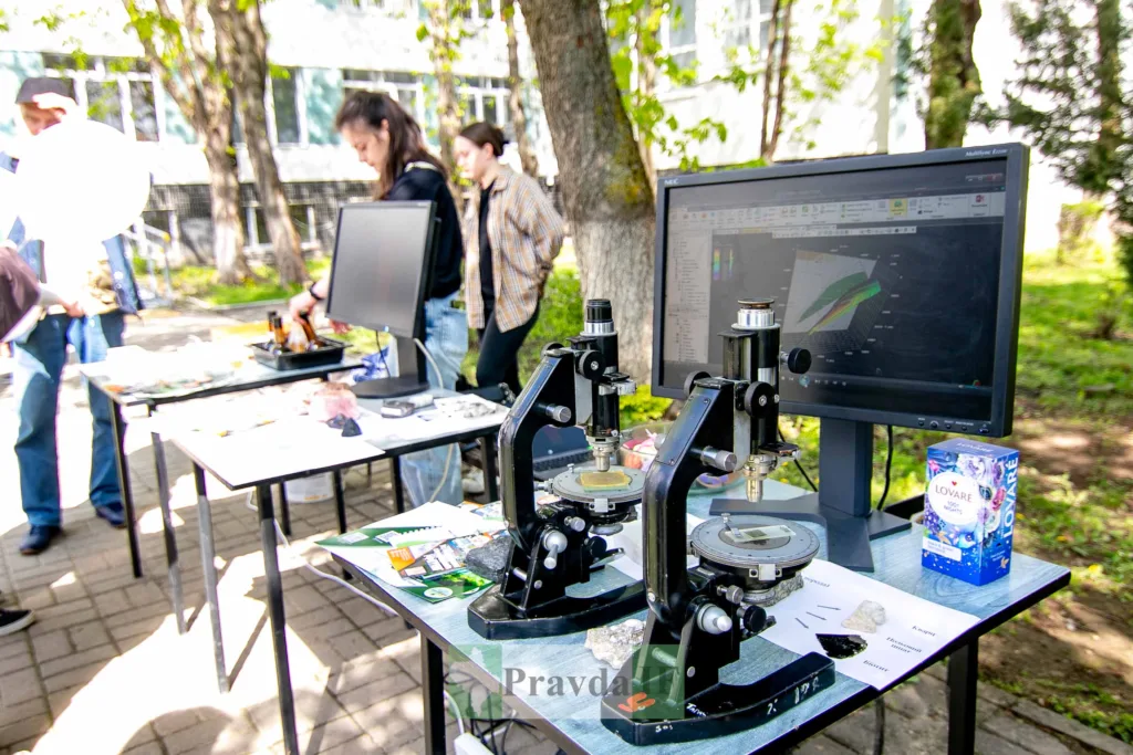 Мікроскопи та комп’ютери на науковій виставці просто неба