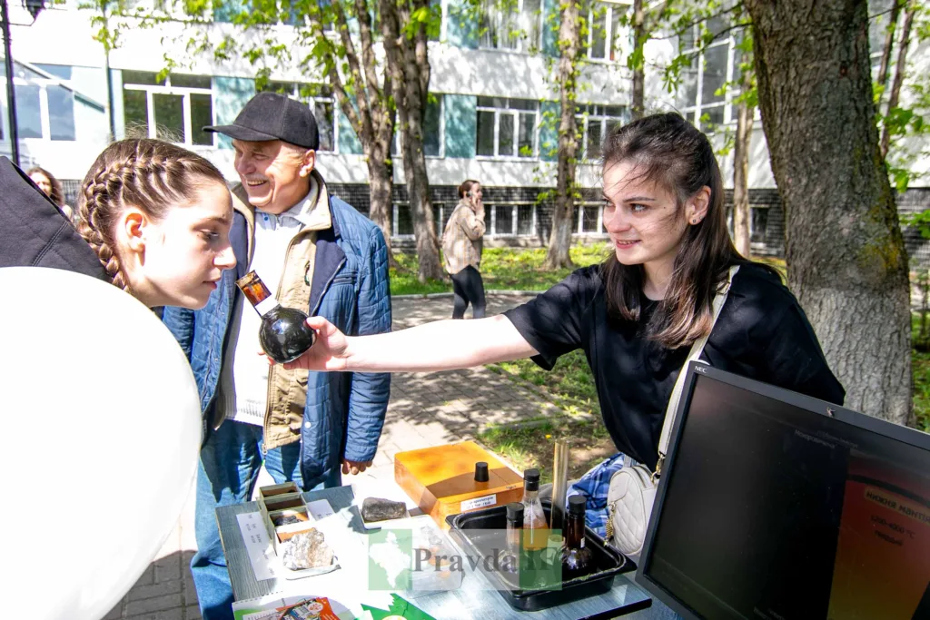 Дівчина демонструє хімічний дослід на вулиці