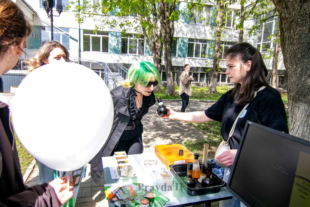 Студентки проводять науковий експеримент на вулиці